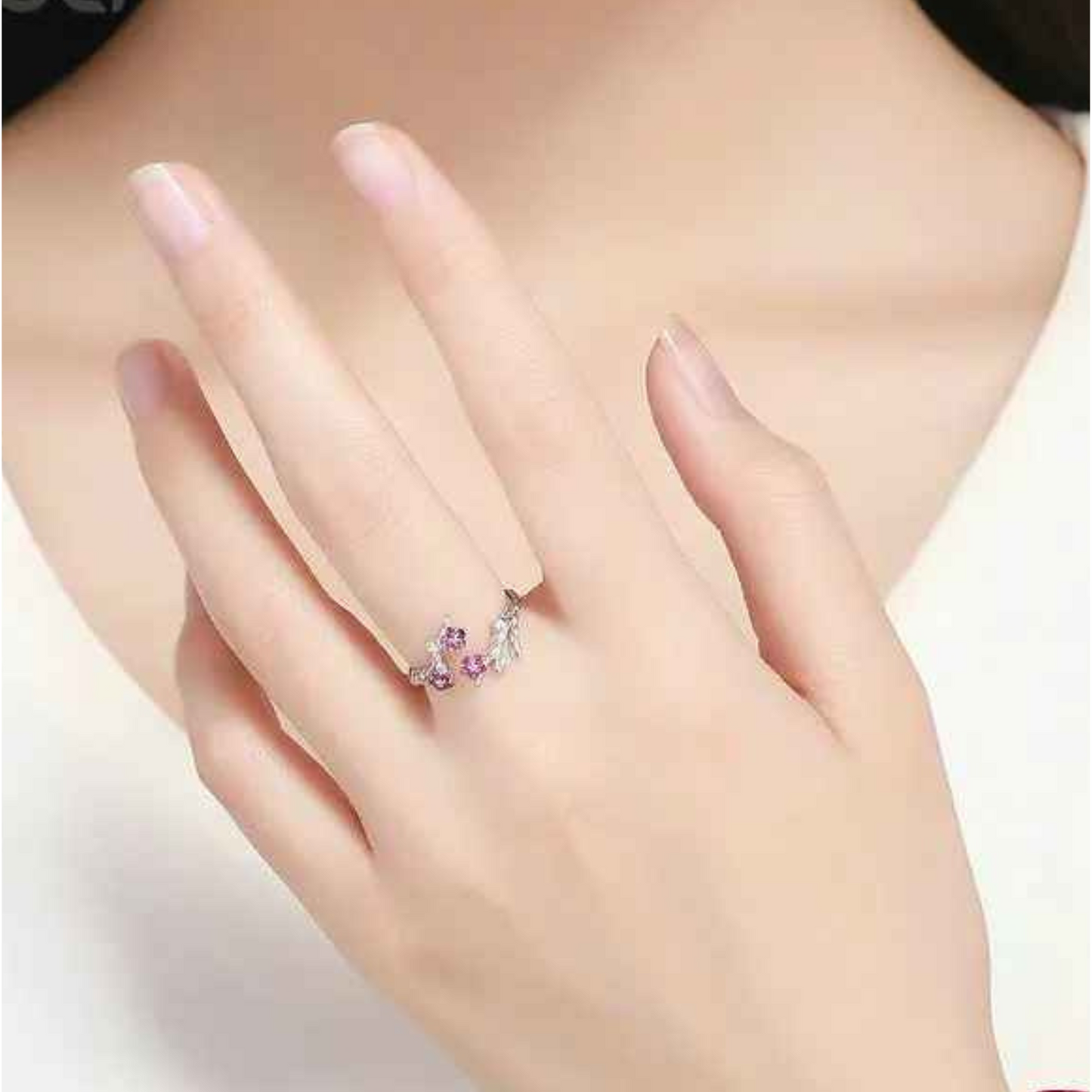 Flor Ciruelo de Plata – Anillo Ajustable con Circonitas